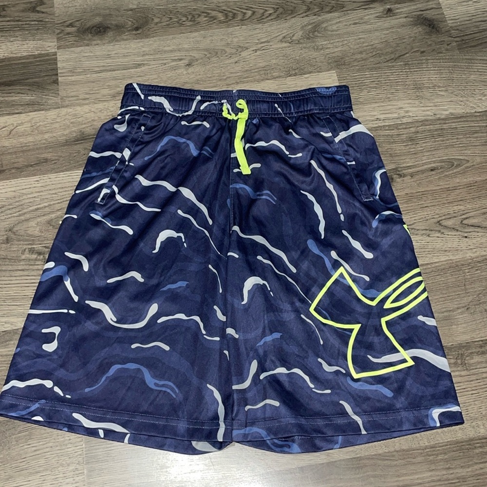 Youth large UA boys shorts